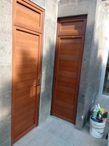 Selección de puertas de aluminio color madera para comprar por Internet – Favoritos por los clientes